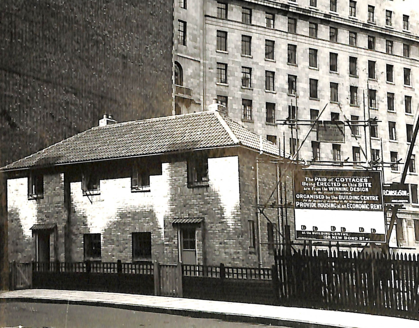 1933 – Seminal low-cost housing exhibition of three-bedroom cottages, Aldwych © Building Centre
