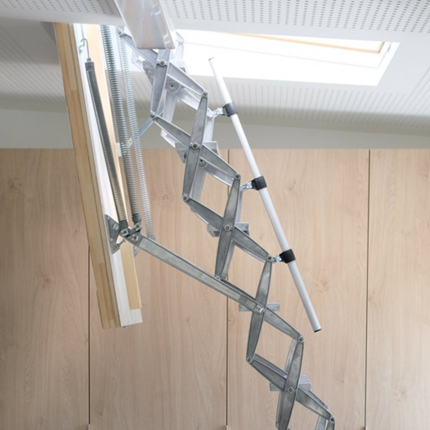 Supreme heavy duty retractable ladder with insulated and airtight lower hatch