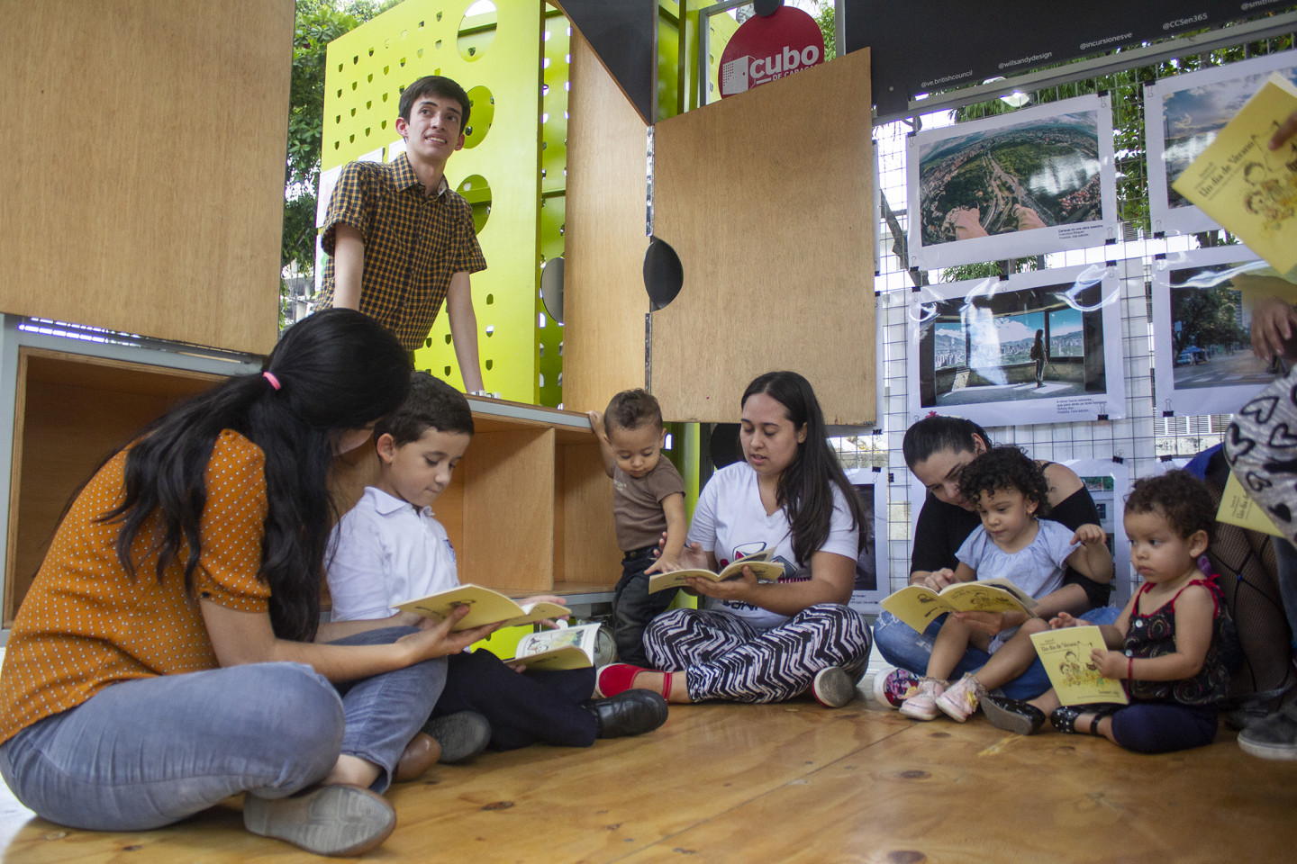 Catalyst Cube used as an education space in Caracas © Rui Cordovez