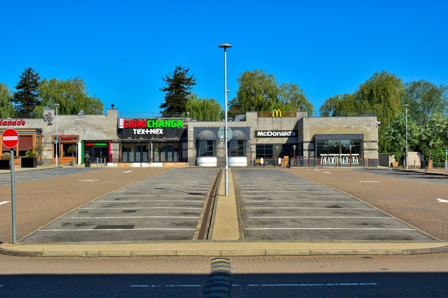 Finchley Lido Leisure Centre, London N12. A car park chock-a-block with empty spaces and closed retail and leisure outlets. 26 April, 11.07am.  © George Demetri