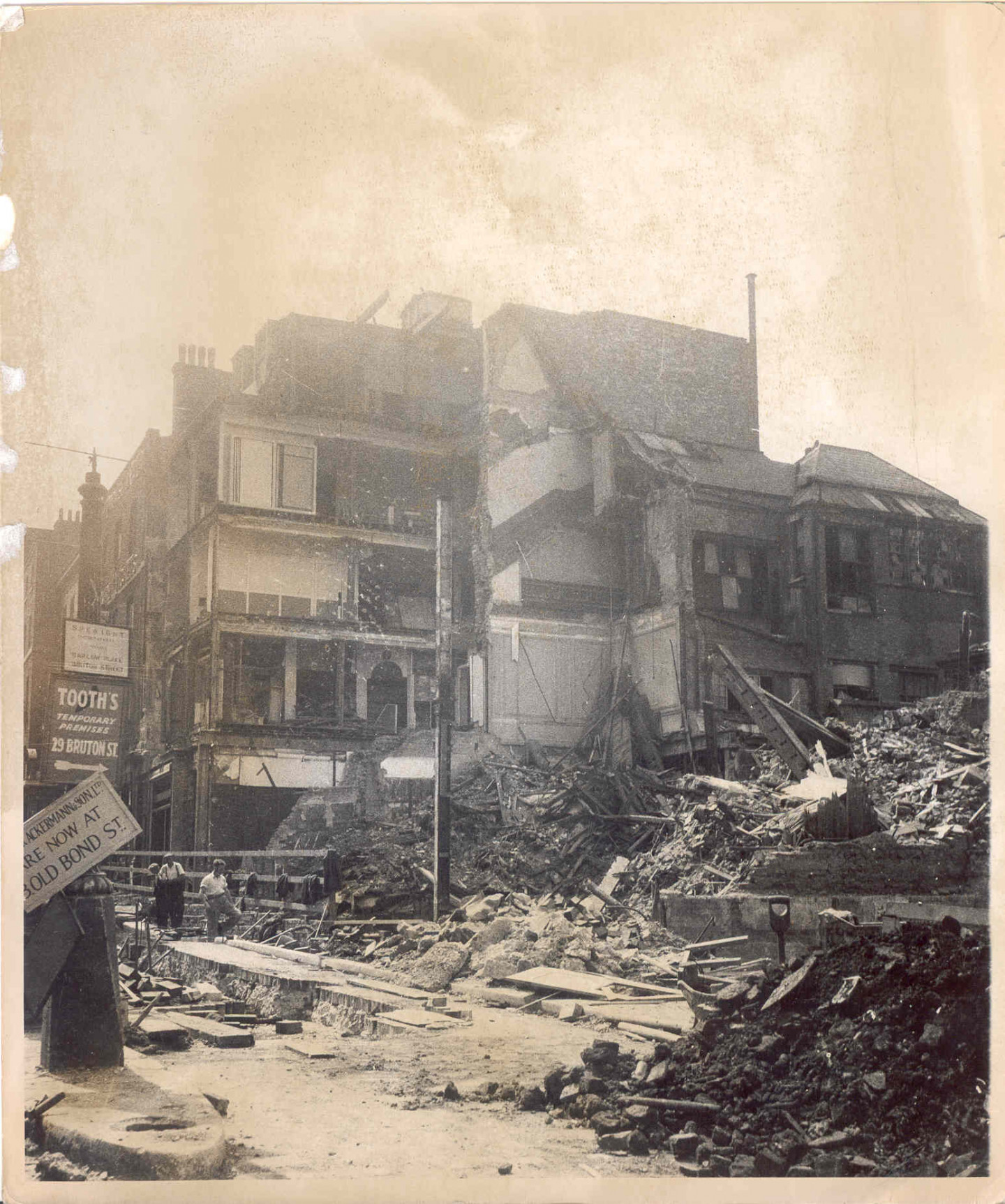 1941 – Building Centre premises destroyed in a WWII air raid on 11 May, 158 New Bond Street  © Building Centre
